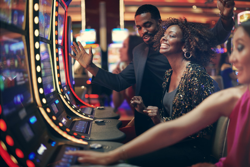 la pareja disfruta de casino tragamonedas gratis para jugar